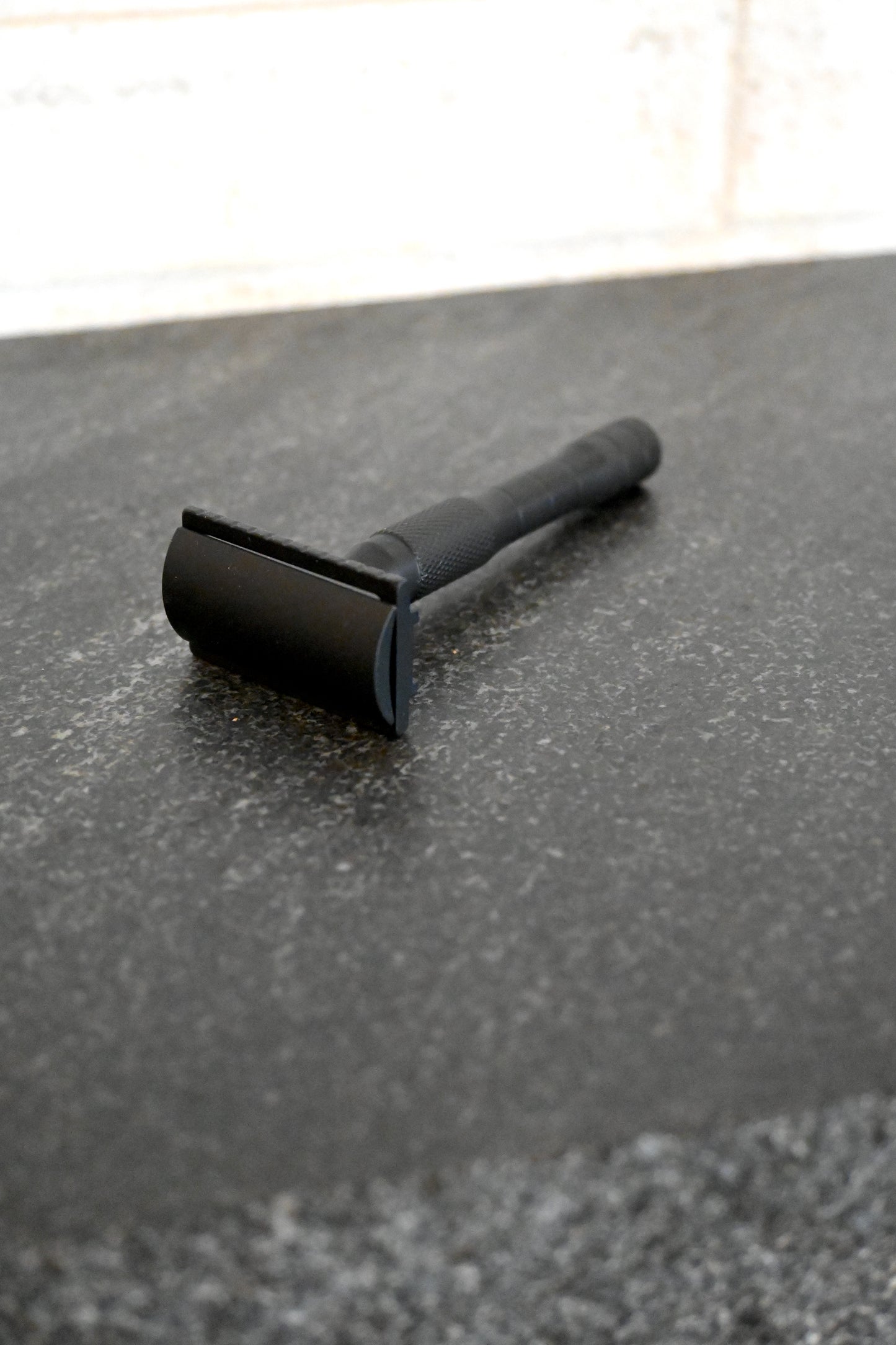 Well Kept Brass Razor - Black